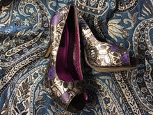 Load image into Gallery viewer, Silver/Black/Purple Skull/Rose Pumps