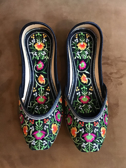 Punjabi Jutti Slipper (Black Floral)